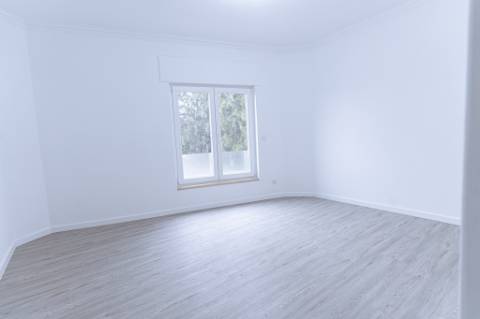 MORADIA T3 REMODELADA C/ GARAGEM | ESTRADA DAS MACHADAS