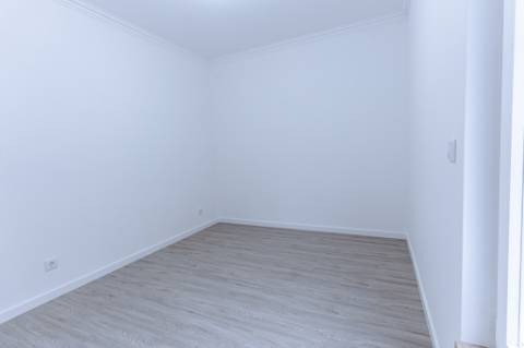 MORADIA T3 REMODELADA C/ GARAGEM | ESTRADA DAS MACHADAS