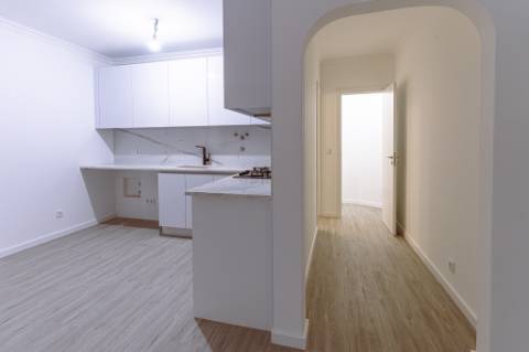 MORADIA T3 REMODELADA C/ GARAGEM | ESTRADA DAS MACHADAS