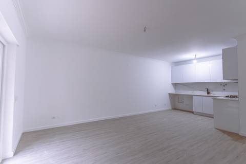 MORADIA T3 REMODELADA C/ GARAGEM | ESTRADA DAS MACHADAS