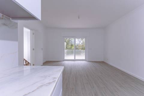 MORADIA T3 REMODELADA C/ GARAGEM | ESTRADA DAS MACHADAS