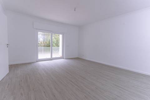 MORADIA T3 REMODELADA C/ GARAGEM | ESTRADA DAS MACHADAS