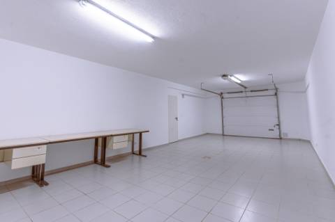 MORADIA T3 REMODELADA C/ GARAGEM | ESTRADA DAS MACHADAS