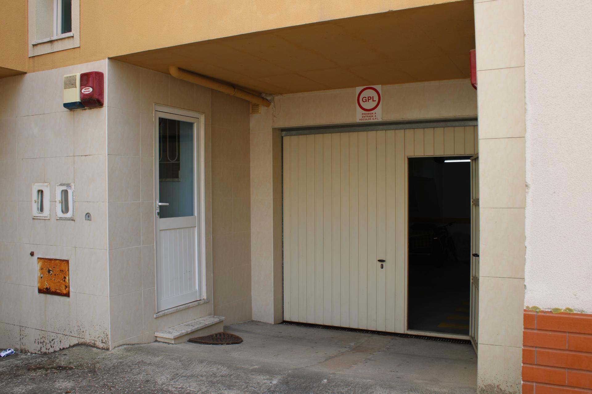 Garagem/Armazém para Arrendamento - 180 m² - Bairro Afonso Costa, Setúbal