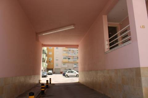 Garagem/Armazém para Arrendamento - 180 m² - Bairro Afonso Costa, Setúbal