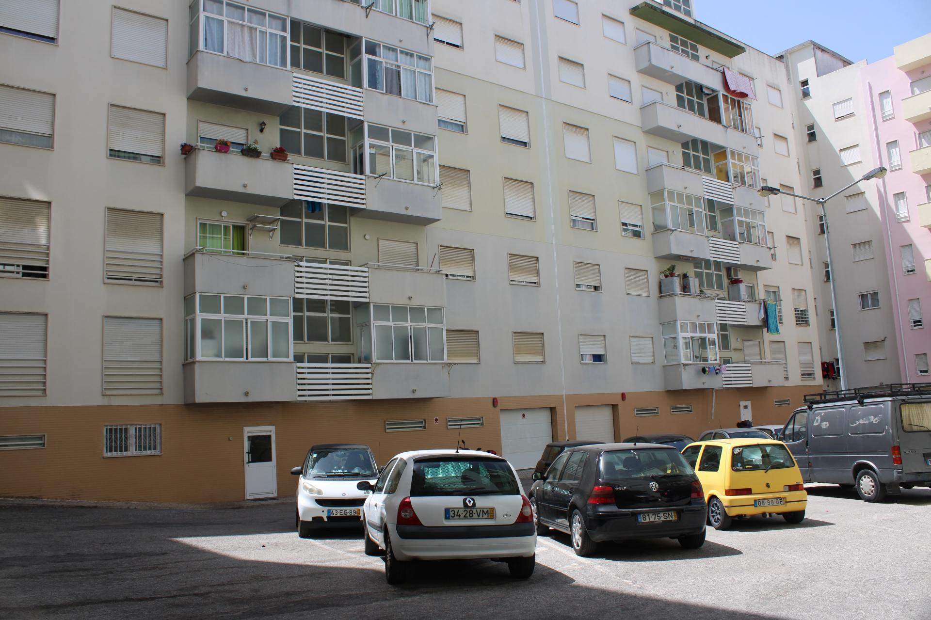 Garagem/Armazém para Arrendamento - 180 m² - Bairro Afonso Costa, Setúbal