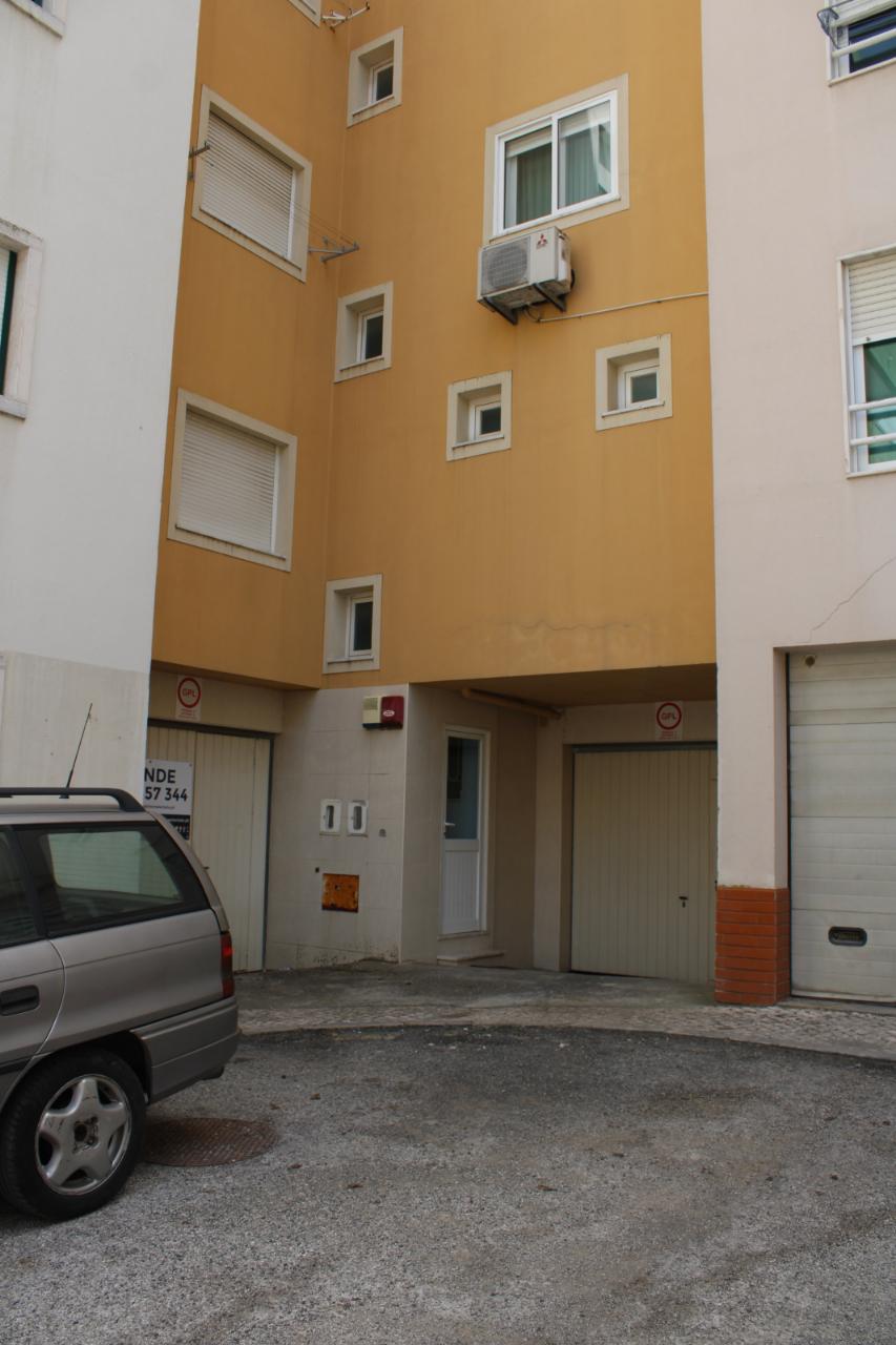 Garagem/Armazém para Arrendamento - 180 m² - Bairro Afonso Costa, Setúbal