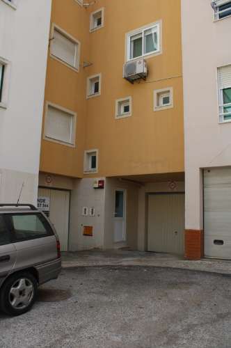 Garagem/Armazém para Arrendamento - 180 m² - Bairro Afonso Costa, Setúbal