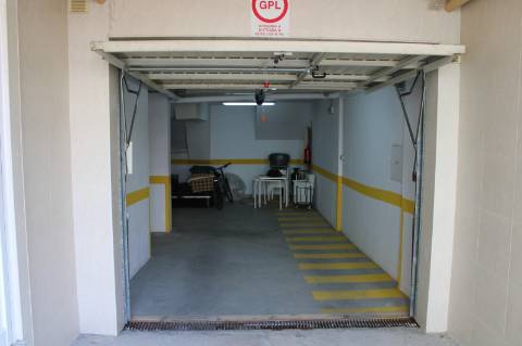 Garagem/Armazém para Arrendamento - 180 m² - Bairro Afonso Costa, Setúbal