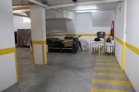 Garagem/Armazém para Arrendamento - 180 m² - Bairro Afonso Costa, Setúbal
