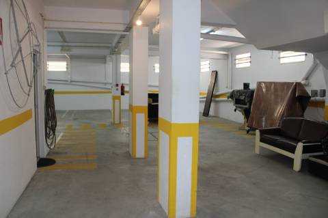 Garagem/Armazém para Arrendamento - 180 m² - Bairro Afonso Costa, Setúbal