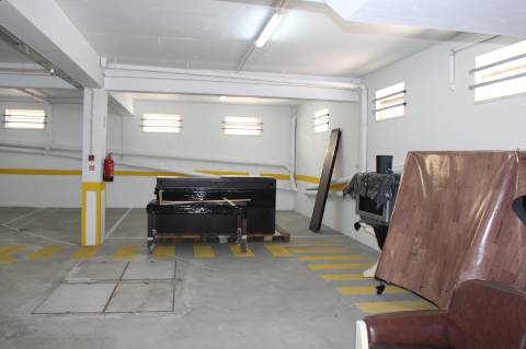 Garagem/Armazém para Arrendamento - 180 m² - Bairro Afonso Costa, Setúbal