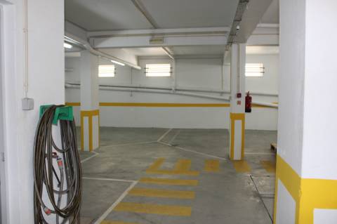 Garagem/Armazém para Arrendamento - 180 m² - Bairro Afonso Costa, Setúbal