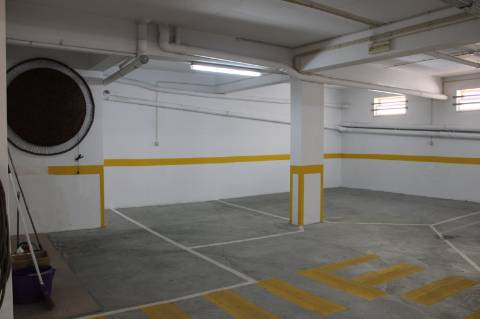 Garagem/Armazém para Arrendamento - 180 m² - Bairro Afonso Costa, Setúbal