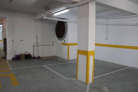 Garagem/Armazém para Arrendamento - 180 m² - Bairro Afonso Costa, Setúbal