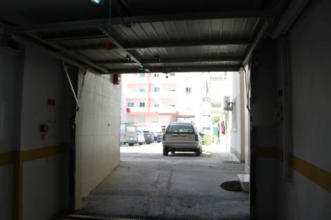 Garagem/Armazém para Arrendamento - 180 m² - Bairro Afonso Costa, Setúbal