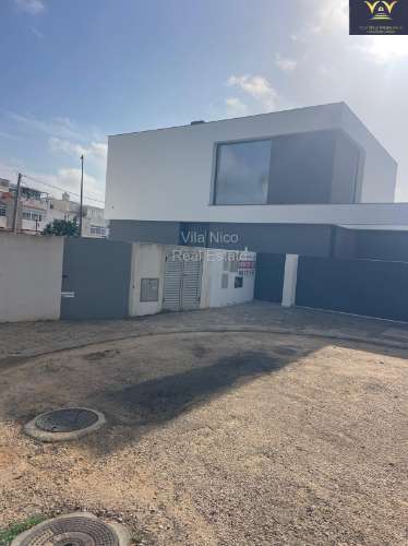 Vivenda T4 com Piscina e Garagem perto do Golf