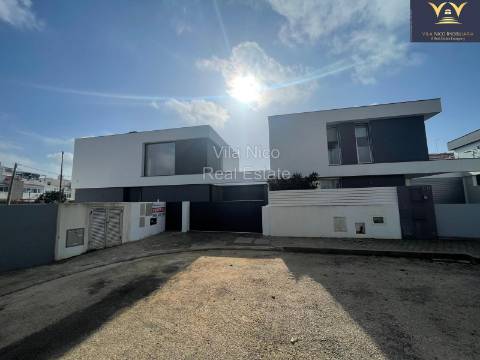 Vivenda T4 com Piscina e Garagem perto do Golf