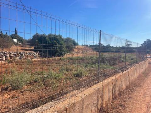 Terreno de quase 1 hectar em Portimao com projeto de Construção