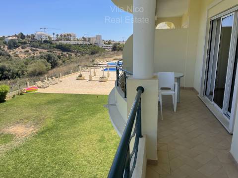 Apartamento totalmente mobiliado em condominio fechado