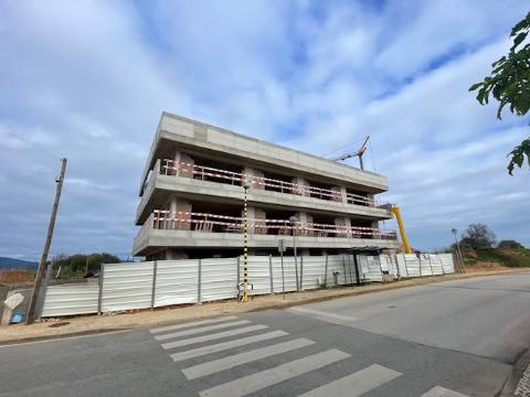 2ºAndar Dto. C/2 estacionamentos e terraço na parte superior