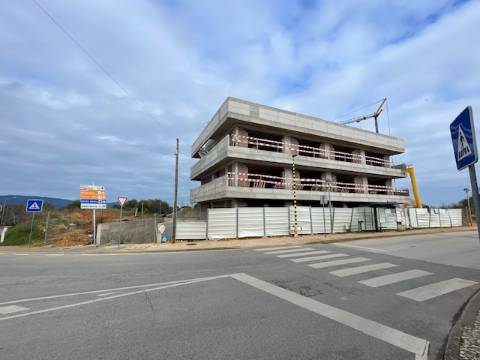 2ºAndar Dto. C/2 estacionamentos e terraço na parte superior