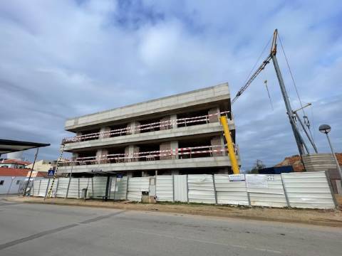 2ºAndar Dto. C/2 estacionamentos e terraço na parte superior