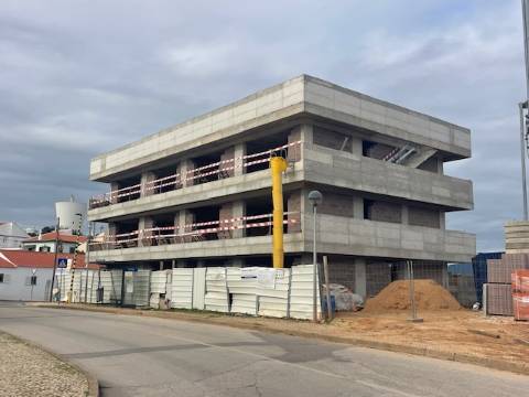 2ºAndar Dto. C/2 estacionamentos e terraço na parte superior