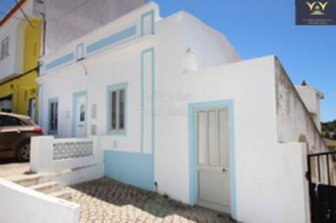 **Moradia Geminada em Estômbar com Vista para o Rio**