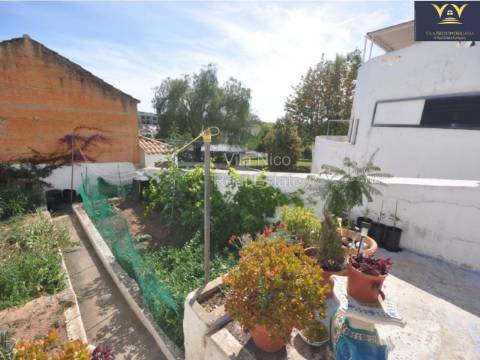 **Moradia Geminada em Estômbar com Vista para o Rio**