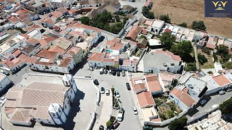 **Moradia Geminada em Estômbar com Vista para o Rio**