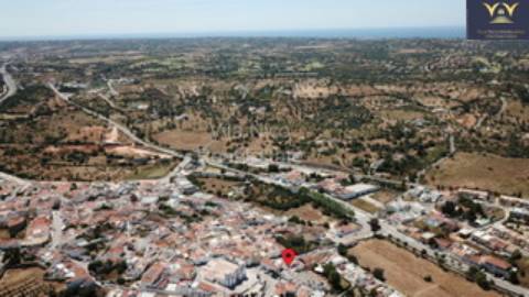 **Moradia Geminada em Estômbar com Vista para o Rio**
