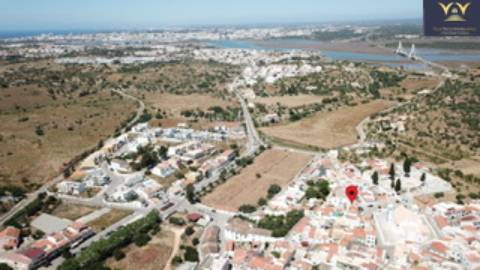 **Moradia Geminada em Estômbar com Vista para o Rio**