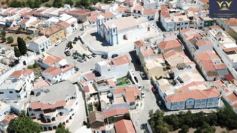 **Moradia Geminada em Estômbar com Vista para o Rio**