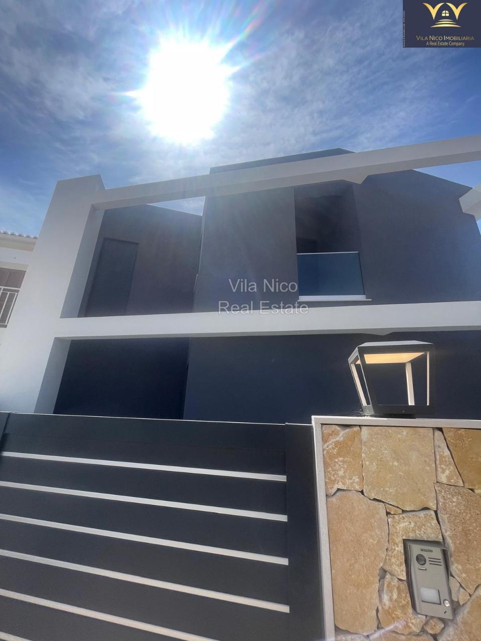 **Moradia Independente à Venda em Mexilhoeira Grande**