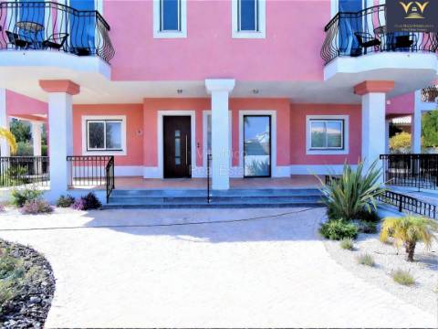 **Moradia Independente em Lagos - Oportunidade Única! **
