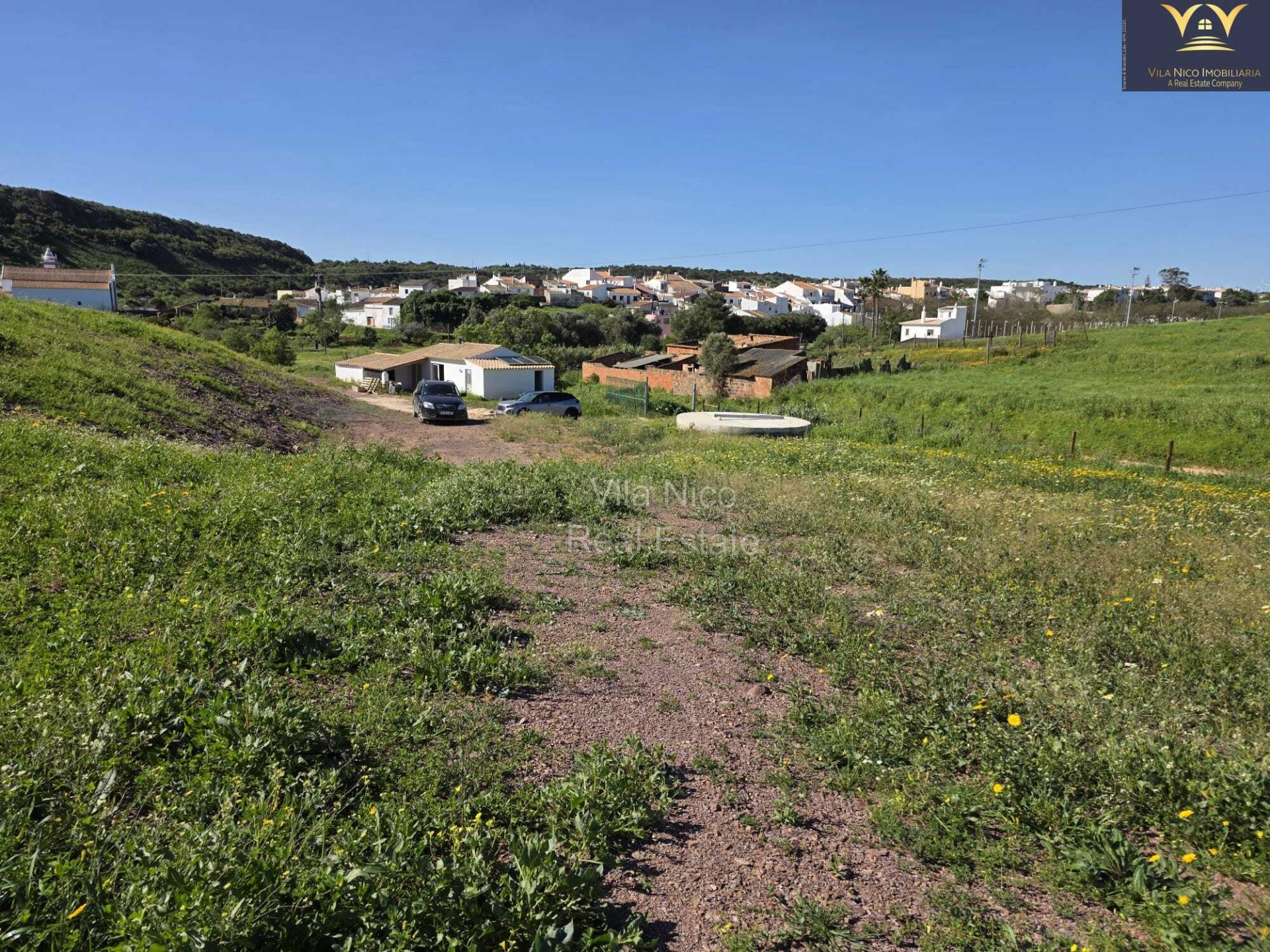 Casa com Lote de 9910 m2 com agua, luz e Saneamento