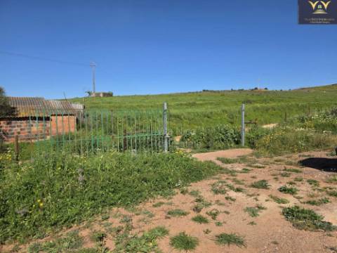 Casa com Lote de 9910 m2 com agua, luz e Saneamento