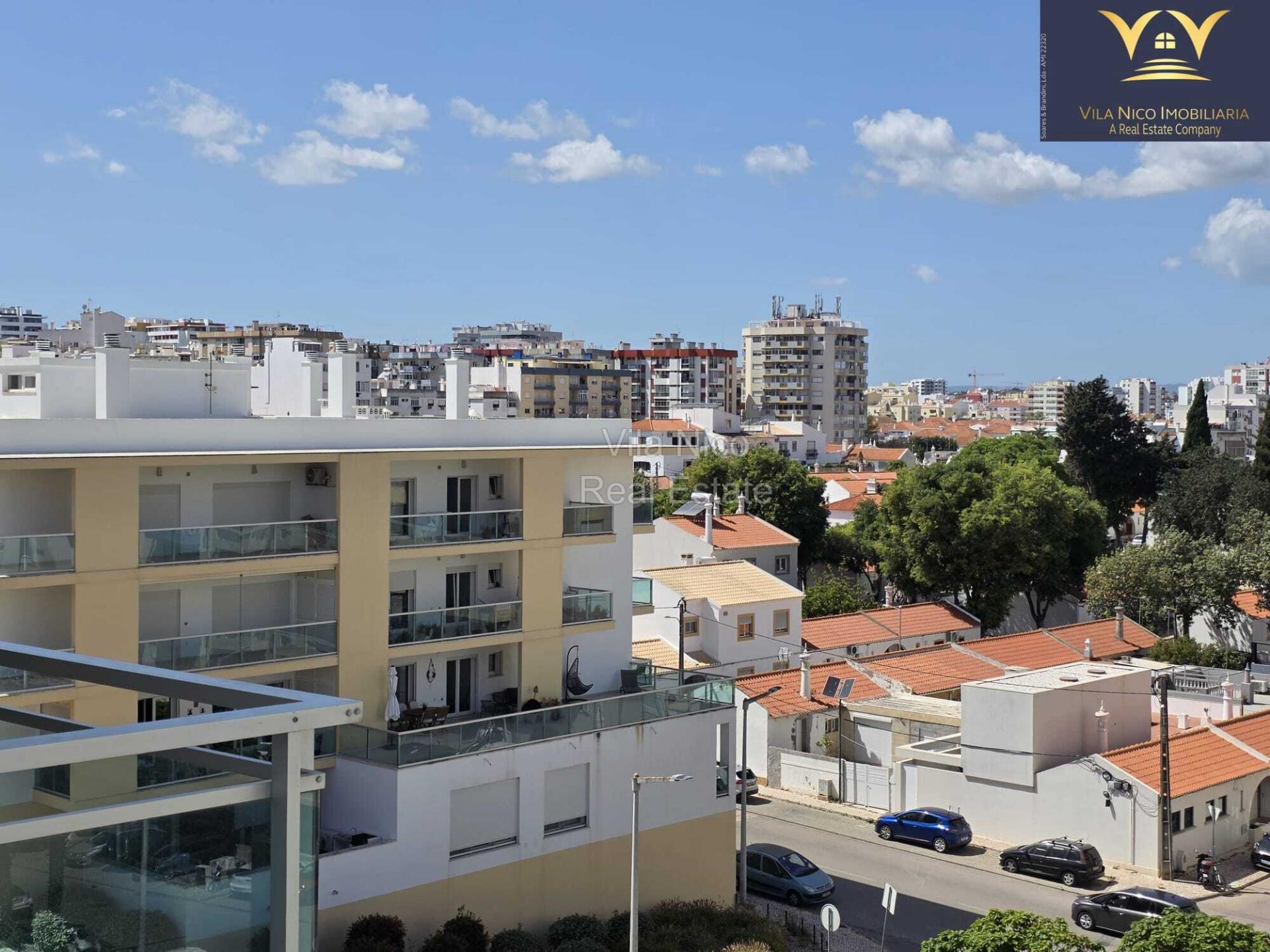 **Ultimo andar deslumbrante no coração de Portimão**