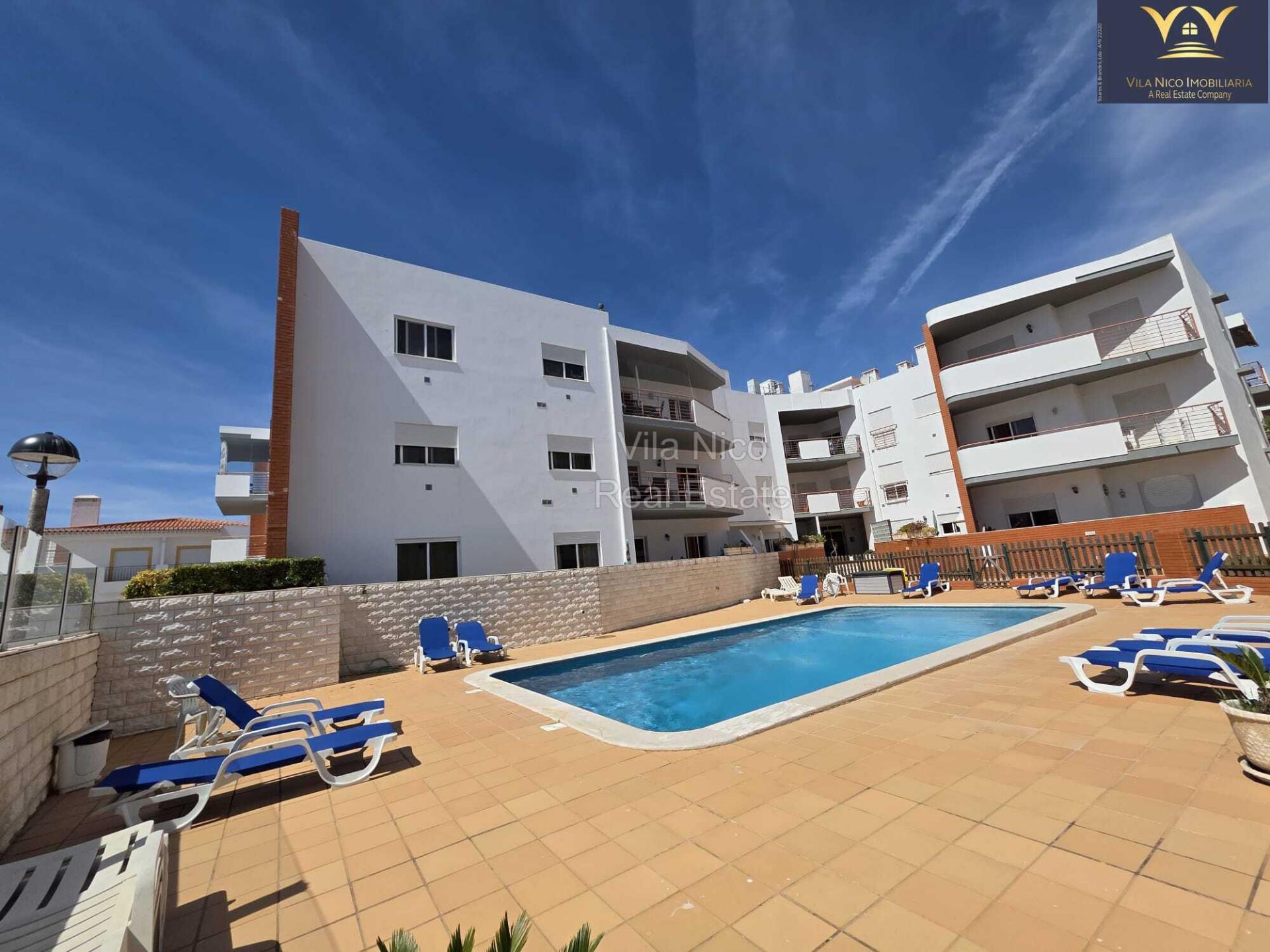 Deslumbrante apartamento de 2 quartos e 2 casas de banho em Lagos com vista para a piscina, ideal para aluguer de longa duração.