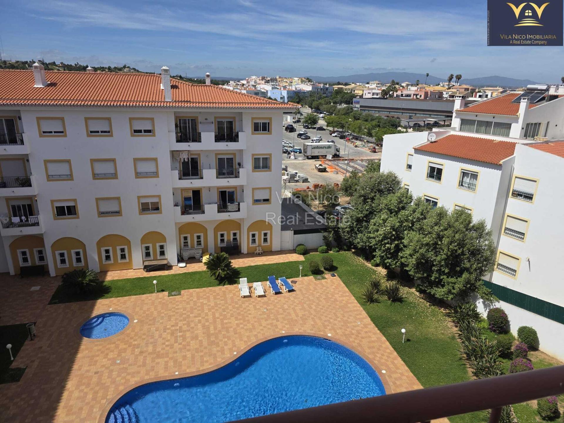 Deslumbrante apartamento de 2 quartos e 2 casas de banho em Lagos com vista para a piscina, ideal para aluguer de longa duração.