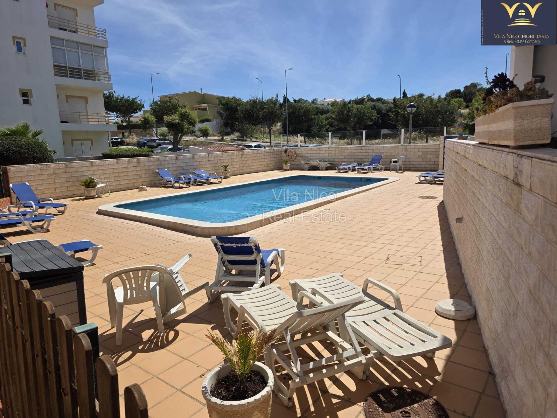 Deslumbrante apartamento de 2 quartos e 2 casas de banho em Lagos com vista para a piscina, ideal para aluguer de longa duração.