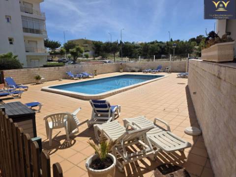 Deslumbrante apartamento de 2 quartos e 2 casas de banho em Lagos com vista para a piscina, ideal para aluguer de longa duração.