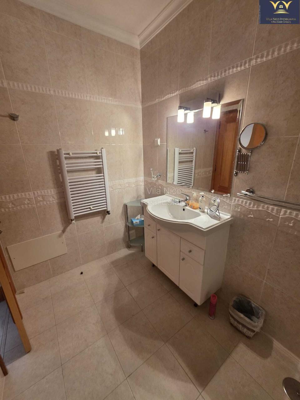 Deslumbrante apartamento de 2 quartos e 2 casas de banho em Lagos com vista para a piscina, ideal para aluguer de longa duração.