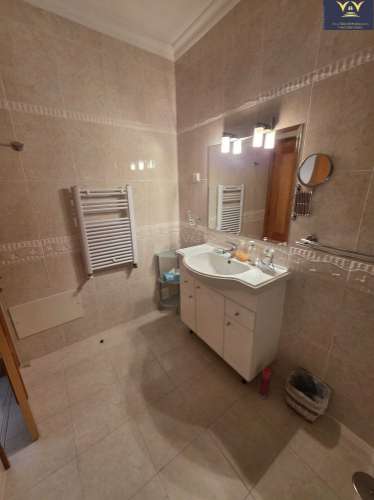 Deslumbrante apartamento de 2 quartos e 2 casas de banho em Lagos com vista para a piscina, ideal para aluguer de longa duração.