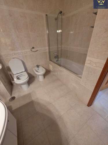 Deslumbrante apartamento de 2 quartos e 2 casas de banho em Lagos com vista para a piscina, ideal para aluguer de longa duração.