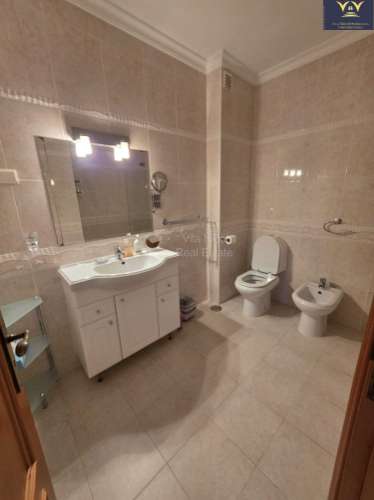 Deslumbrante apartamento de 2 quartos e 2 casas de banho em Lagos com vista para a piscina, ideal para aluguer de longa duração.