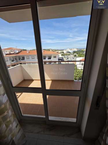 Deslumbrante apartamento de 2 quartos e 2 casas de banho em Lagos com vista para a piscina, ideal para aluguer de longa duração.