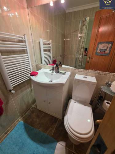 Deslumbrante apartamento de 2 quartos e 2 casas de banho em Lagos com vista para a piscina, ideal para aluguer de longa duração.