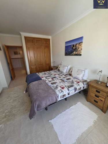 Deslumbrante apartamento de 2 quartos e 2 casas de banho em Lagos com vista para a piscina, ideal para aluguer de longa duração.